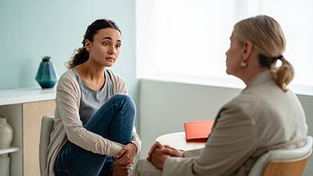 Девушка разговаривает с врачом